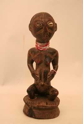 Tabwa.(statue), d`afrique : Rép.démoncratique du Congo., statuette Tabwa.(statue), masque ancien africain Tabwa.(statue), art du Rép.démoncratique du Congo. - Art Africain, collection privées Belgique. Statue africaine de la tribu des Tabwa.(statue), provenant du Rép.démoncratique du Congo., 1293/5070.Statuette tabwa.H.34cm.,sur socle rond de diam.12cm.,représentant une ancêtre les cheveux en chignon,accroupie,les deux mains posés sur les hanches.Elle porte des colliers de très fines perles blanches et rouges autour du cou,de la cheville,et du bras.Des scarifications sur la tête,le corps et les bras.1ère moitié du 20eme sc.
bois,perles,cauries.(MINGA)

Oud Tabwa beeld 34cm.h.Het stelt een vrouwelijke voorouder voor neergehurkt,met haar handen op haar buik.De ogen gemaakt met cauries.Ze draagt rode en witte pareltjes rond haar hals,haar pols en haar enkel.Ze heeft scarificaties op haar lichaam en in haar aangezicht.De haartooi is een haarwrong.1ste helft 20ste eeuw.

 . art,culture,masque,statue,statuette,pot,ivoire,exposition,expo,masque original,masques,statues,statuettes,pots,expositions,expo,masques originaux,collectionneur d`art,art africain,culture africaine,masque africain,statue africaine,statuette africaine,pot africain,ivoire africain,exposition africain,expo africain,masque origina africainl,masques africains,statues africaines,statuettes africaines,pots africains,expositions africaines,expo africaines,masques originaux  africains,collectionneur d`art africain